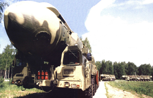 Рис. 26. Ракетный дивизион с ракетой "Тополь" на марше.