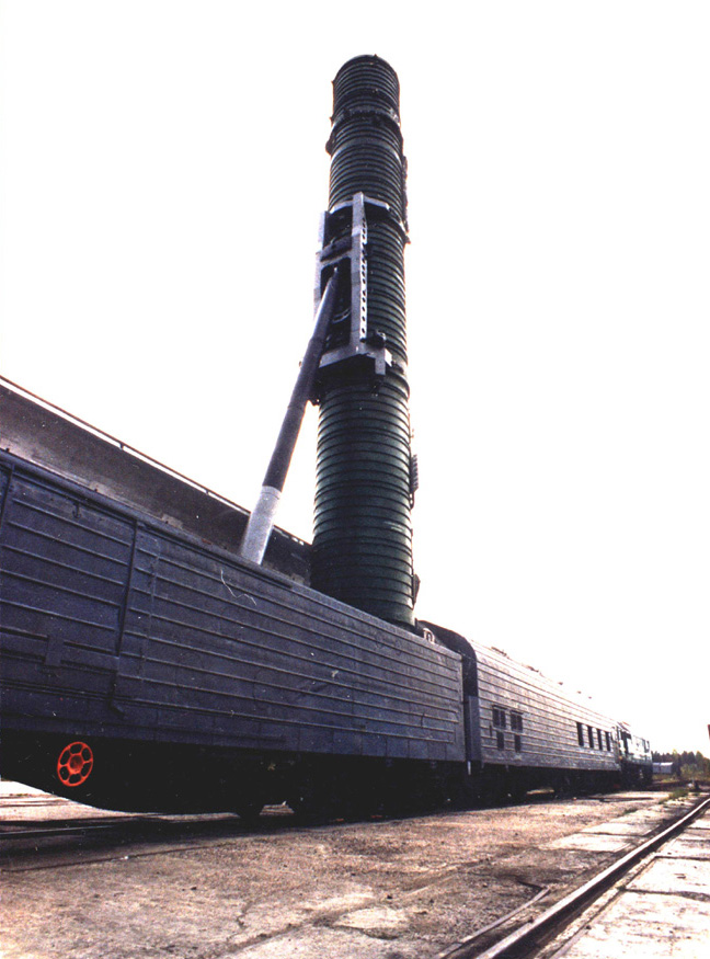 Рис. 30. БЖРК 15Ж61 перед запуском ракеты.